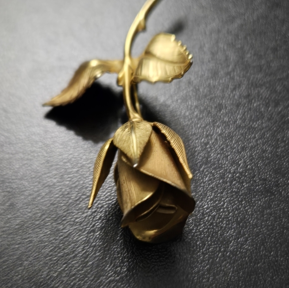 Vtg Feminine Gold Tone Rose Brooch Flower 3D Leaves Branch Stem Dainty Pin - Picture 4 of 10